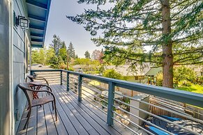 Bellevue Vacation Rental w/ Balcony Near Lake!