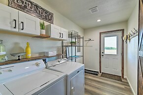 Modern Stephenville Farmhouse: 8 Mi to Dtwn!