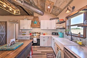 Modern Stephenville Farmhouse: 8 Mi to Dtwn!