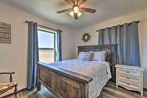 Modern Stephenville Farmhouse: 8 Mi to Dtwn!