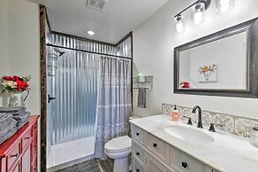 Modern Stephenville Farmhouse: 8 Mi to Dtwn!