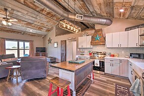 Modern Stephenville Farmhouse: 8 Mi to Dtwn!