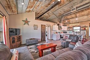 Modern Stephenville Farmhouse: 8 Mi to Dtwn!