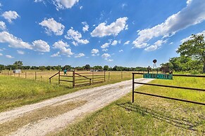 Modern Stephenville Farmhouse: 8 Mi to Dtwn!