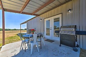 Modern Stephenville Farmhouse: 8 Mi to Dtwn!
