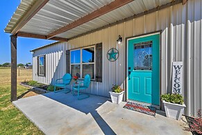 Modern Stephenville Farmhouse: 8 Mi to Dtwn!