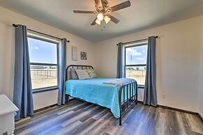 Modern Stephenville Farmhouse: 8 Mi to Dtwn!