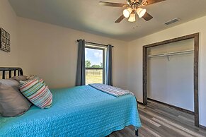 Modern Stephenville Farmhouse: 8 Mi to Dtwn!