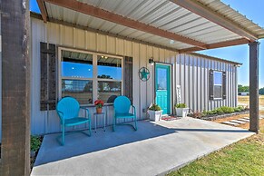 Modern Stephenville Farmhouse: 8 Mi to Dtwn!