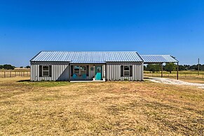 Modern Stephenville Farmhouse: 8 Mi to Dtwn!