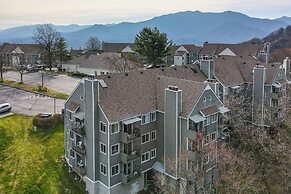Lovely Gatlinburg Condo: Pool < 2 Mi to Tramway!