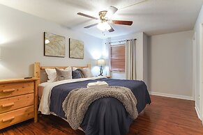 Lovely Gatlinburg Condo: Pool < 2 Mi to Tramway!