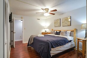 Lovely Gatlinburg Condo: Pool < 2 Mi to Tramway!