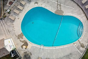 Lovely Gatlinburg Condo: Pool < 2 Mi to Tramway!