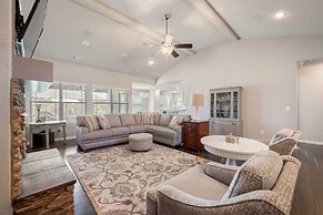 Near Hiking & Biking: Convenient Home in Rogers!