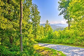 3 Mi to Museums: Smoky Mountains Cabin w/ Deck