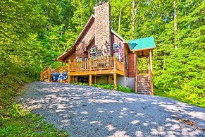 3 Mi to Museums: Smoky Mountains Cabin w/ Deck
