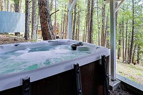 Luxurious & Forested Oasis in Flagstaff w/ Hot Tub