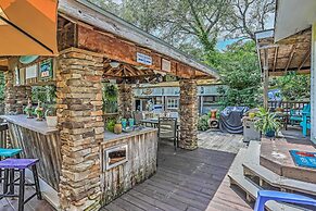 Ocean Isle Apartment w/ Balcony, 1 Mi to Beach!