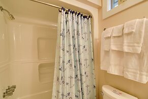 Ocean Isle Apartment w/ Balcony, 1 Mi to Beach!