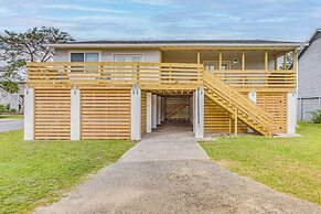Walk to Beach: Family Home Near Barefoot Landing!
