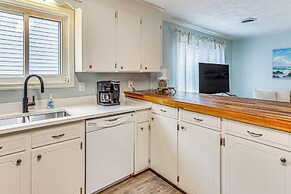 Walk to Beach: Family Home Near Barefoot Landing!