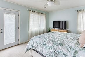 Walk to Beach: Family Home Near Barefoot Landing!