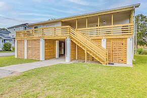 Walk to Beach: Family Home Near Barefoot Landing!