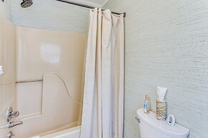 Walk to Beach: Family Home Near Barefoot Landing!