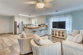 Walk to Beach: Family Home Near Barefoot Landing!