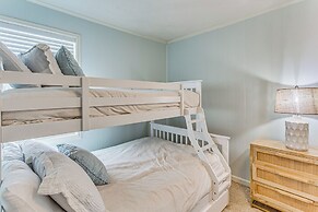 Walk to Beach: Family Home Near Barefoot Landing!