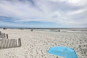 Walk to Beach: Family Home Near Barefoot Landing!