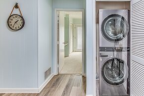 Walk to Beach: Family Home Near Barefoot Landing!