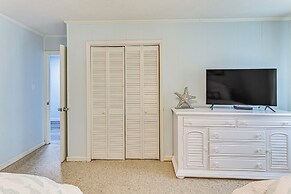 Walk to Beach: Family Home Near Barefoot Landing!