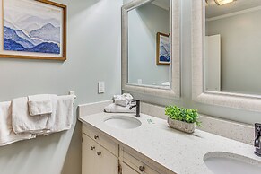 Walk to Beach: Family Home Near Barefoot Landing!