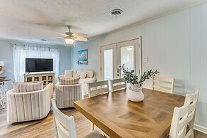 Walk to Beach: Family Home Near Barefoot Landing!