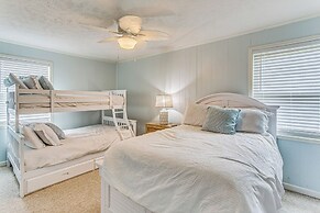 Walk to Beach: Family Home Near Barefoot Landing!