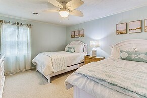 Walk to Beach: Family Home Near Barefoot Landing!