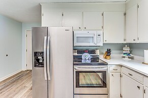 Walk to Beach: Family Home Near Barefoot Landing!