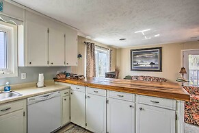 Walk to Beach: Family Home Near Barefoot Landing!