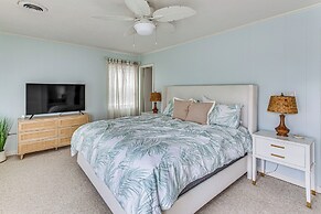 Walk to Beach: Family Home Near Barefoot Landing!