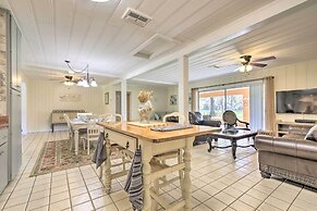 Rainbow River Oasis w/ Kayaks + Furnished Sunroom!