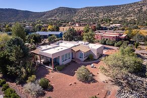 Expansive Sedona Retreat w/ Private Hot Tub, Views