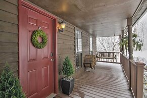 Modern Mountain Retreat w/ Deck + Hot Tub!