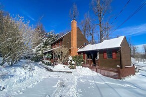Modern Mountain Retreat w/ Deck + Hot Tub!