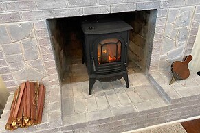 Modern Mountain Retreat w/ Deck + Hot Tub!