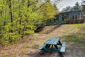 Bartlett Townhome w/ Balcony: 1 Mi to Ski Resort!