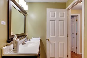 Bartlett Townhome w/ Balcony: 1 Mi to Ski Resort!