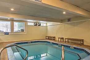 Bartlett Townhome w/ Balcony: 1 Mi to Ski Resort!