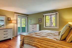 Bartlett Townhome w/ Balcony: 1 Mi to Ski Resort!